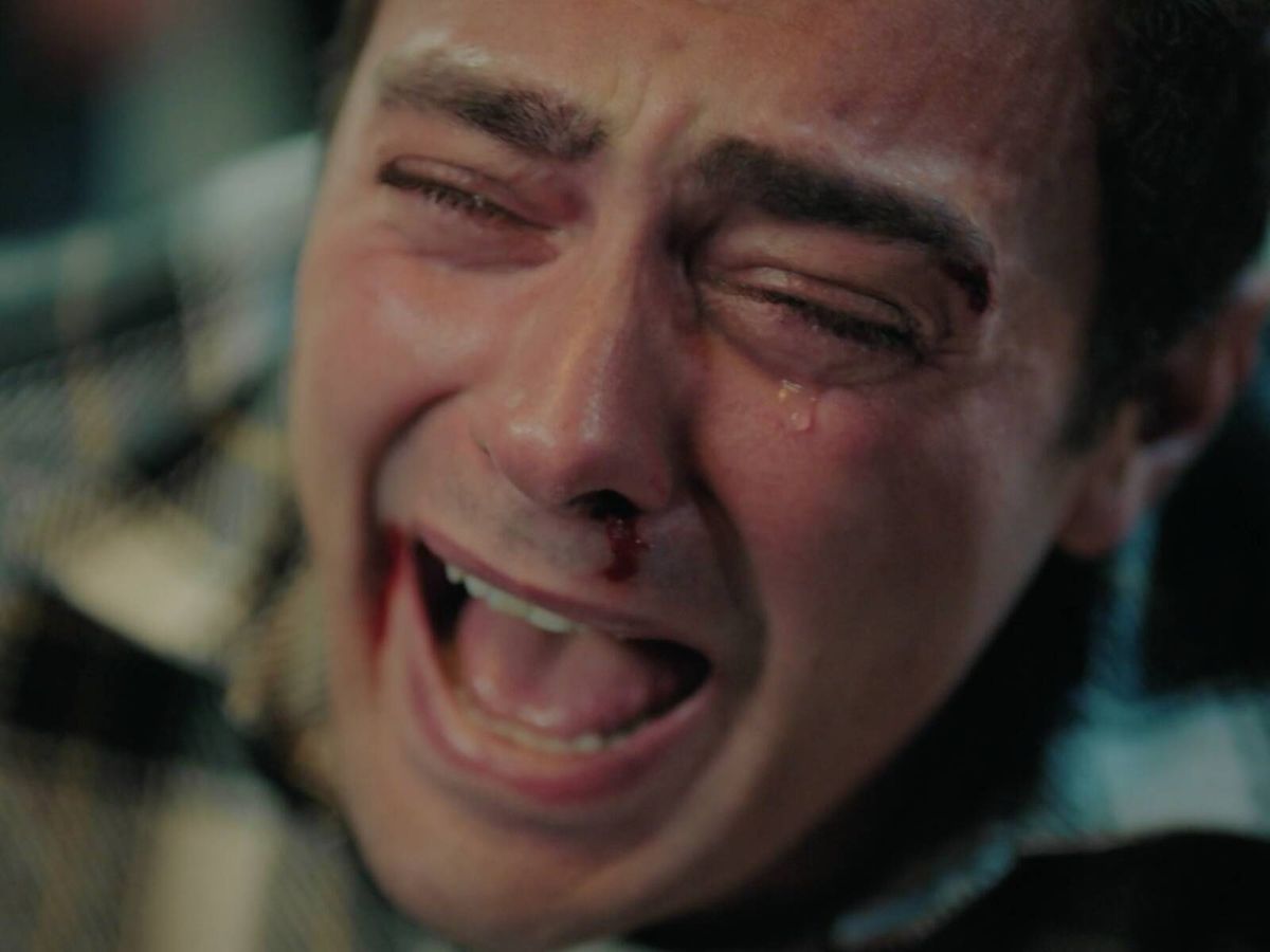 Foto: Ömer llora por el peligroso accidente de Emel en el episodio de 'Hermanos' del pasado martes. (Atresmedia)