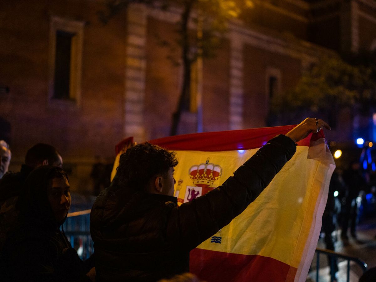 Foto: Manifestación en Ferraz contra la amnistía. (EFE/Matías Chiofalo)