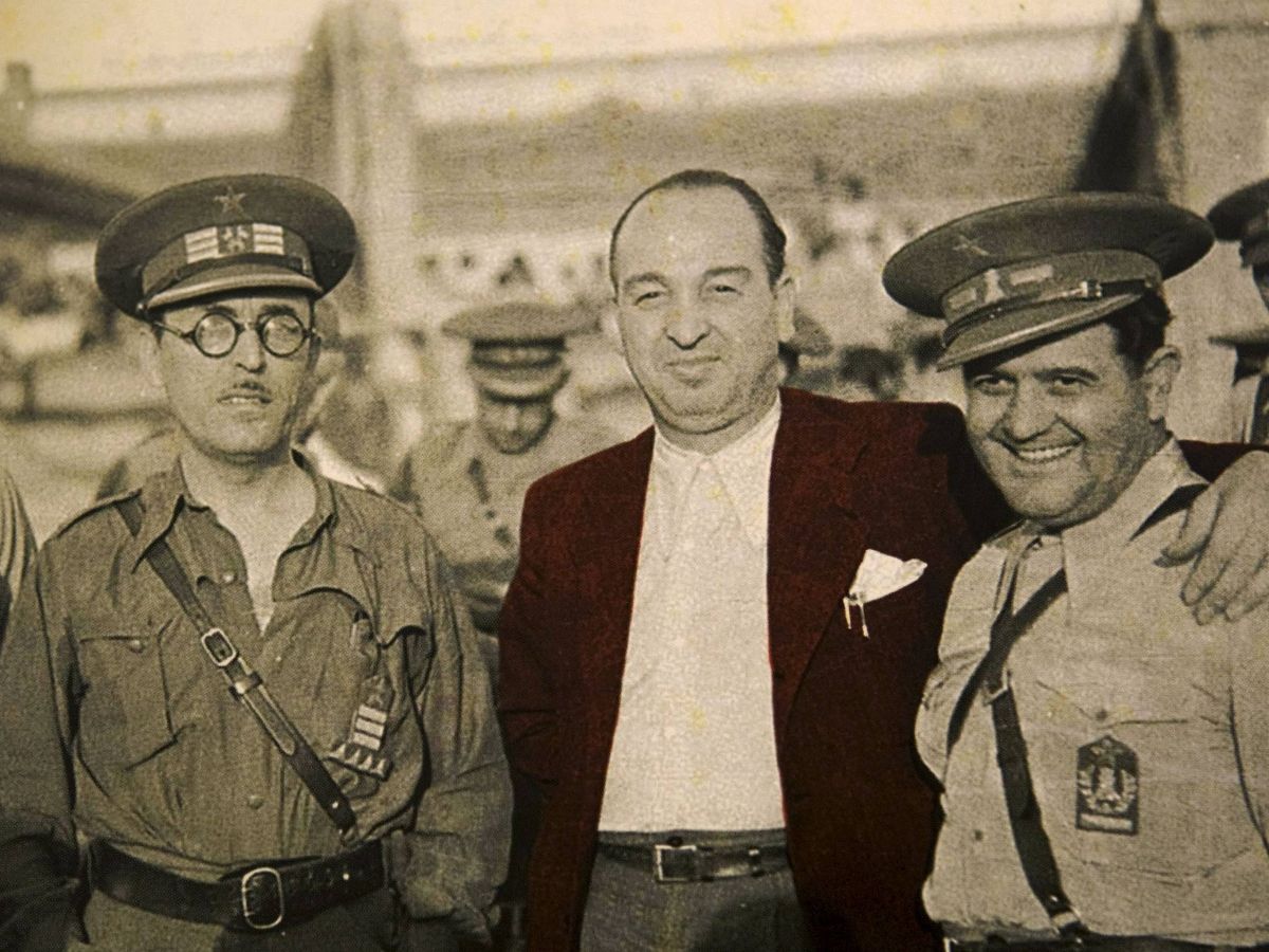 Foto: Melchor Rodríguez entre dos oficiales republicanos. (EFE)