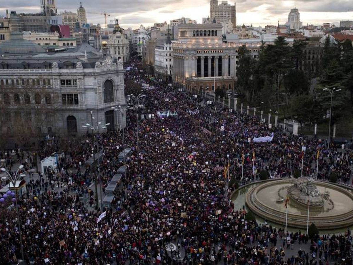 Foto: Vista aérea de la manifestación del 8-M de Madrid a su paso por la Cibeles. (EFE)