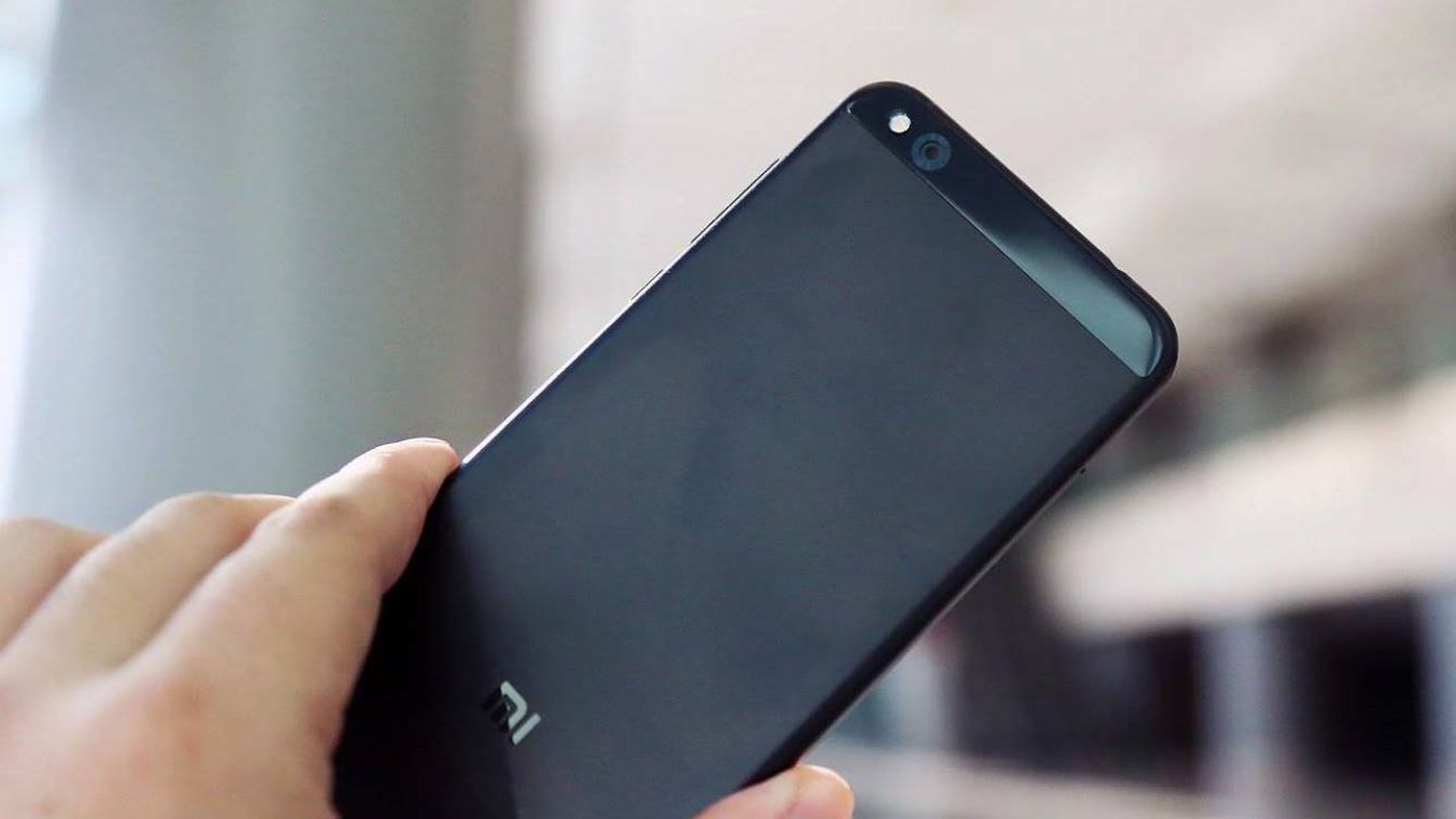 El Xiaomi Mi5C se viste en un cuerpo metálico con una banda plástica en el extremo inferior para las antenas. (Z. A.)