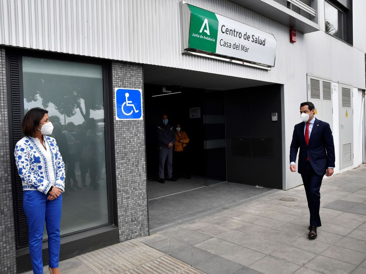 Foto: El presidente andaluz, Juanma Moreno, durante su visita a un centro de salud de Almería. (EFE/Carlos Barba)