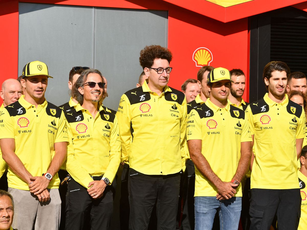 Foto: Mattia Binotto con el resto del equipo Ferrari. (Reuters/Jennifer Lorenzini)
