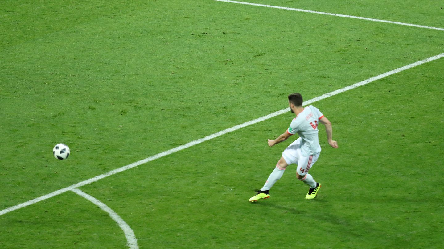 El golpe de Nacho para marcar el 2-3 en el Portugal-España. (Reuters)