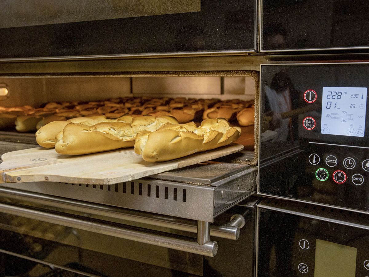 Foto: Una hornada de pan este viernes en una panadería. (EFE/Raquel Manzanares)