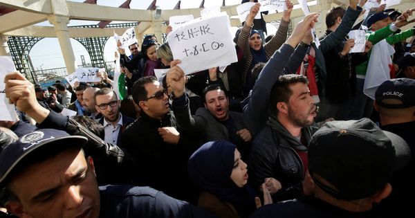 Foto: Periodistas protestan para poder cubrir las protestas que comenzaron hace una semana en Algeria. (Reuters)