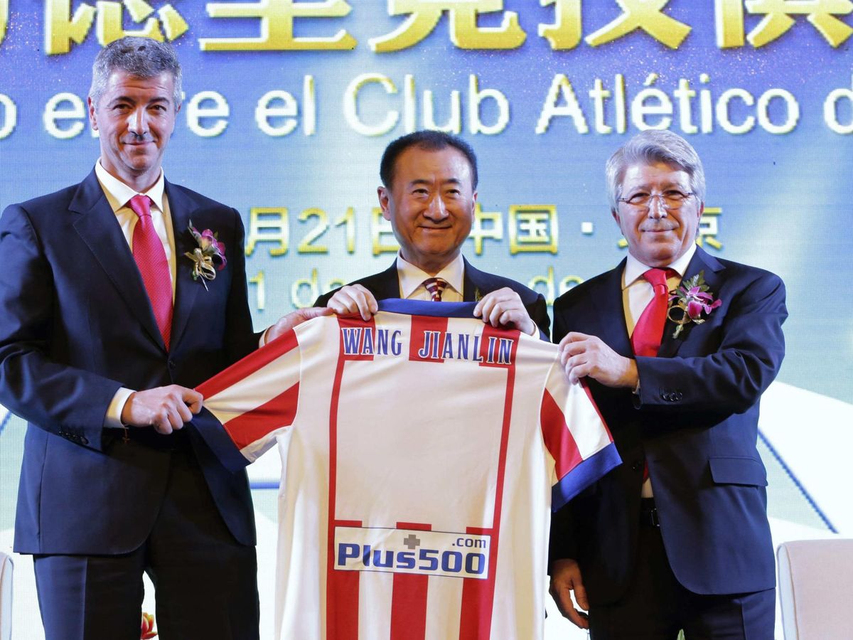 Foto: Wang Jianlin, presidente del Dalian Wanda Group, entre Miguel Ángel Gi y Enrique Cerezo. (Reuters)