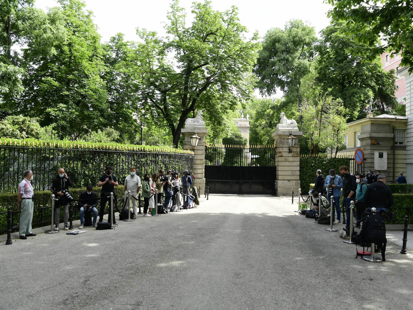 Los medios, a la entrada del Palacio de Liria. (Limited Pictures)