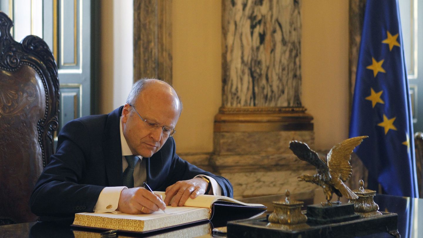 El presidente del Tribunal de Justicia de la Unión Europea, Koen Lenaerts, firma en el libro de honor del Supremo. (EFE)