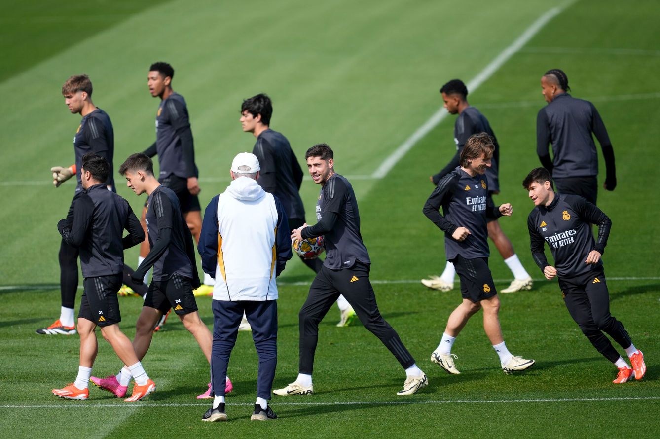 Ancelotti, con los jugadores en el entrenamiento previo al City. (AFP7)