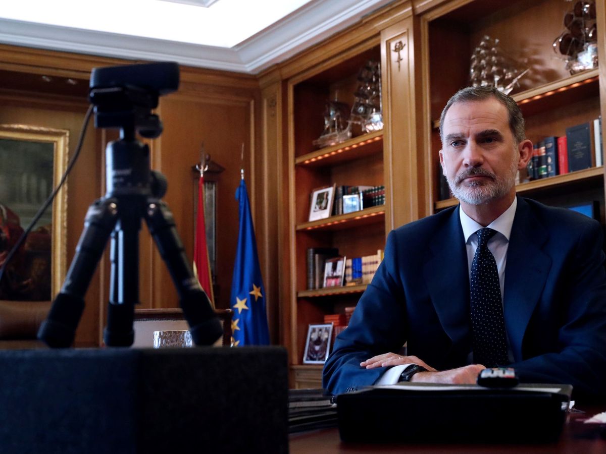Foto: El rey Felipe VI, en una videoconferencia con el Colegio de Abogados de Tarragona desde Zarzuela. (Casa Real)