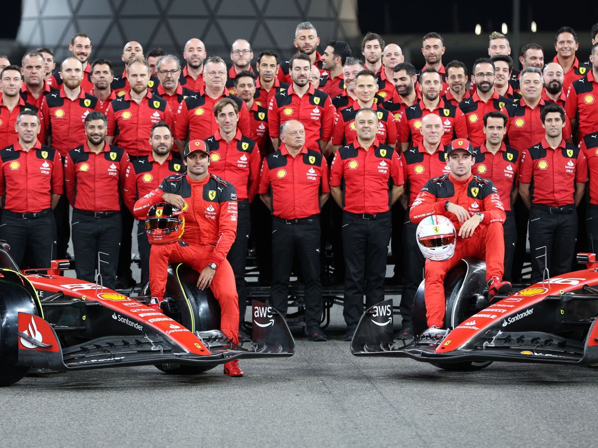 Foto: El equipo Ferrari al completo posa en la foto de familia de final de temporada. (EFE/Ali Haider)
