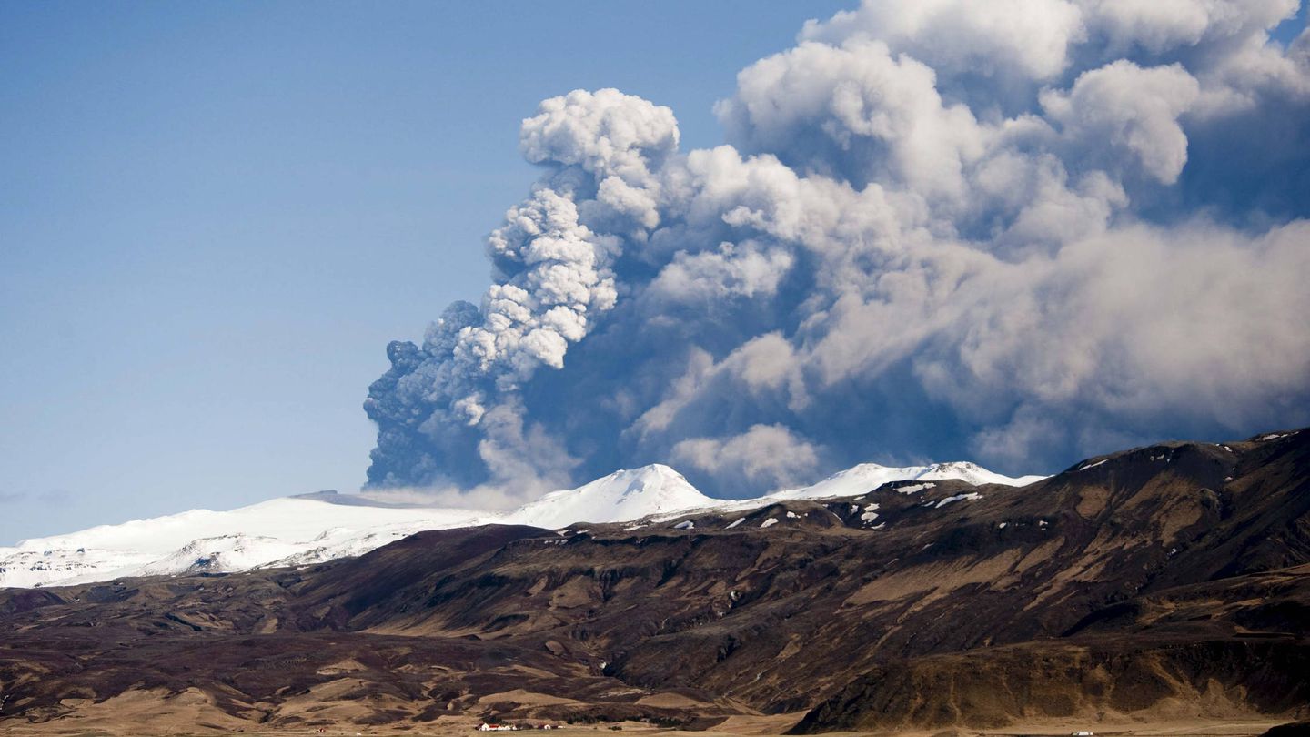 El volcán del glaciar Eyjafjallajökull, en 2010. (EFE/S.Olafs)