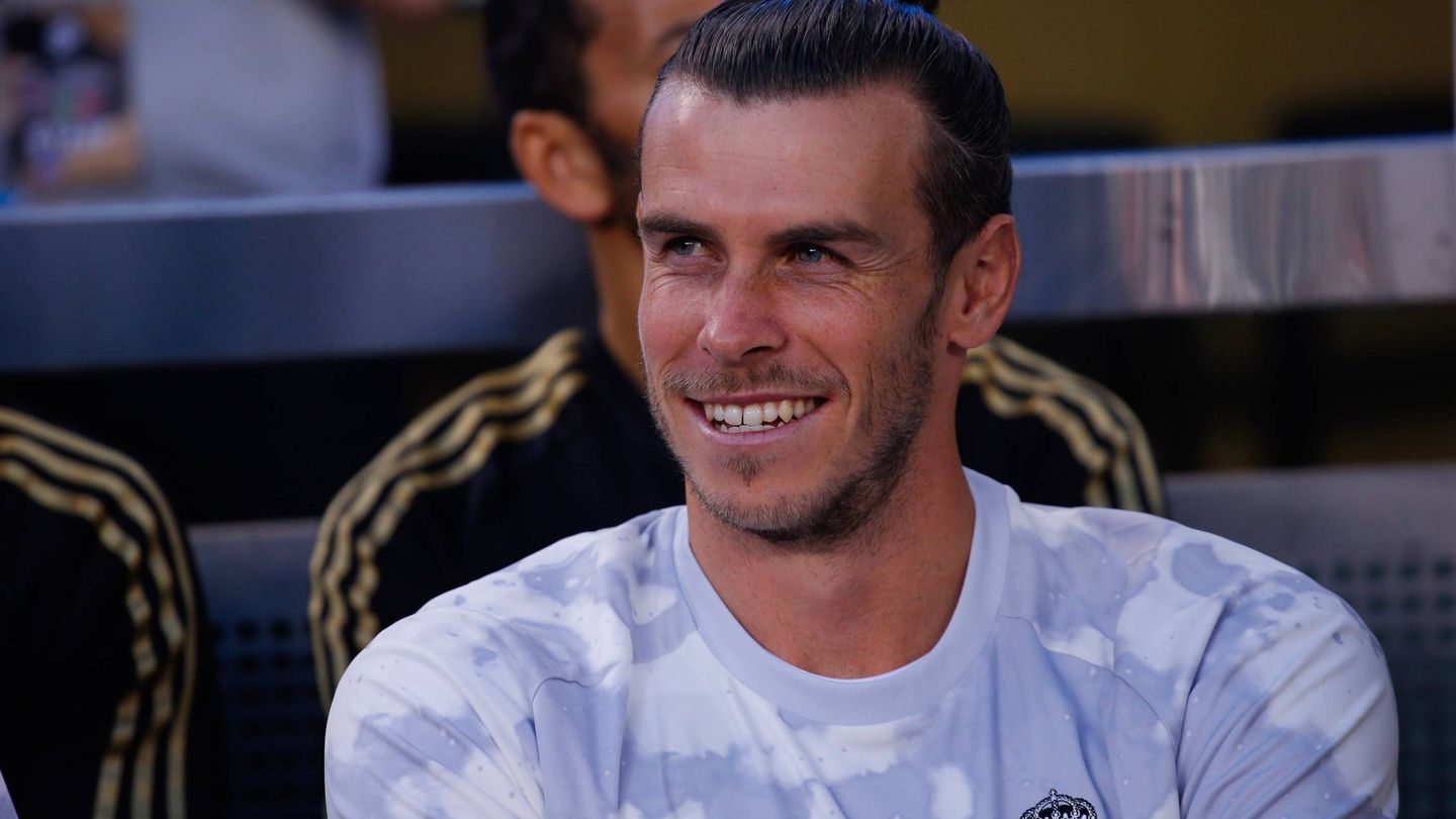 Bale, sonriente en el banquillo, durante la goleada del Atlético al Real Madrid en Nueva Jersey. (EFE)