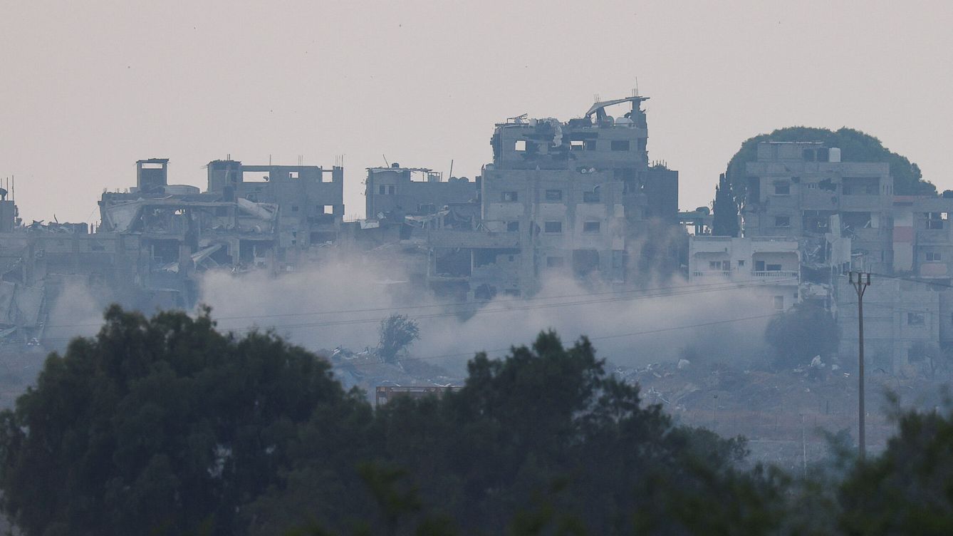 Foto: Edificios destruidos y columnas de humo tras los ataques en Gaza. (Reuters/Amir Cohen)