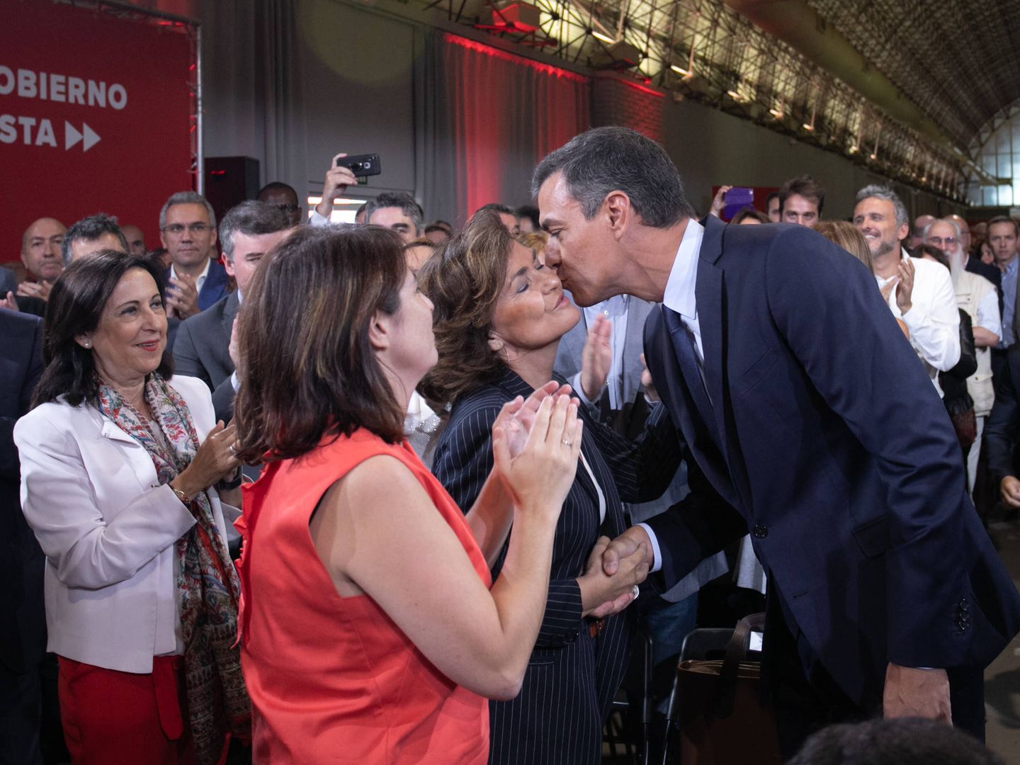 El presidente del Gobierno, Pedro Sánchez, saluda a Carmen Calvo. (EFE)