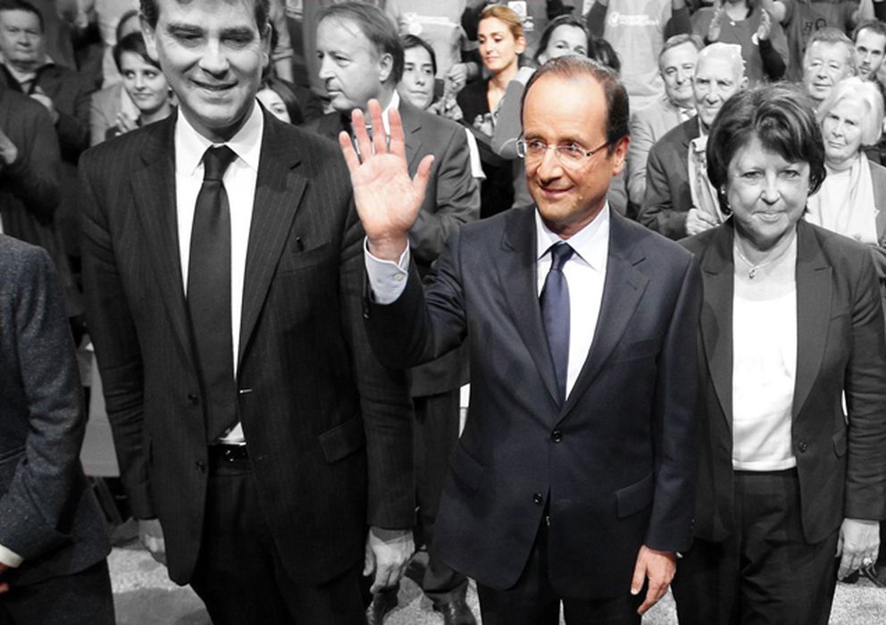 Foto: Hollande durante un acto en 2011 en el que coincidieron Ségoléne Royal, Trierweiler y Gayet (detrás de Hollande en tercera fila). (Reuters)