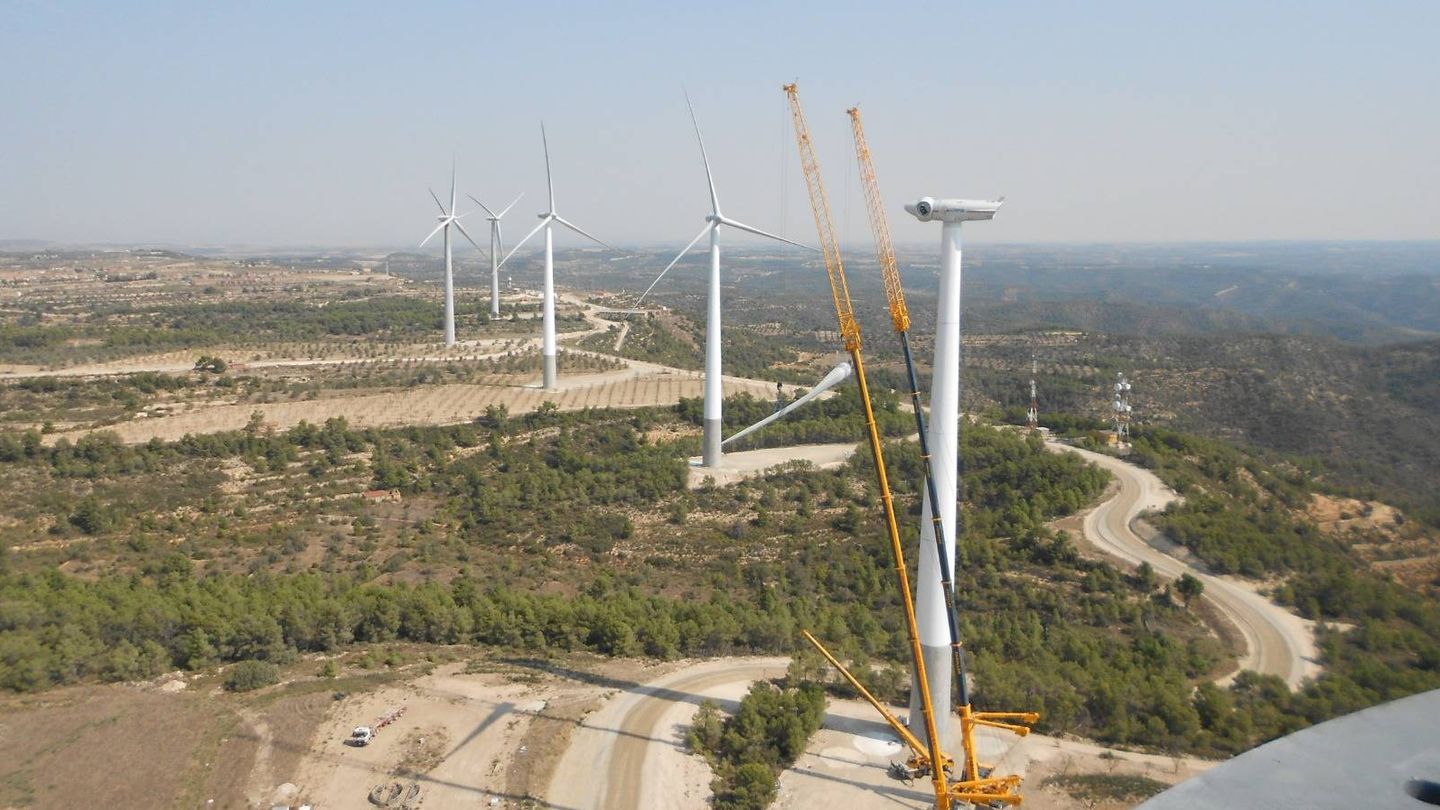 Construcción en 2012 del parque eólico del Puntal dels Escambrons (Tarragona), donde se instalaron 10 torres de Inneo.