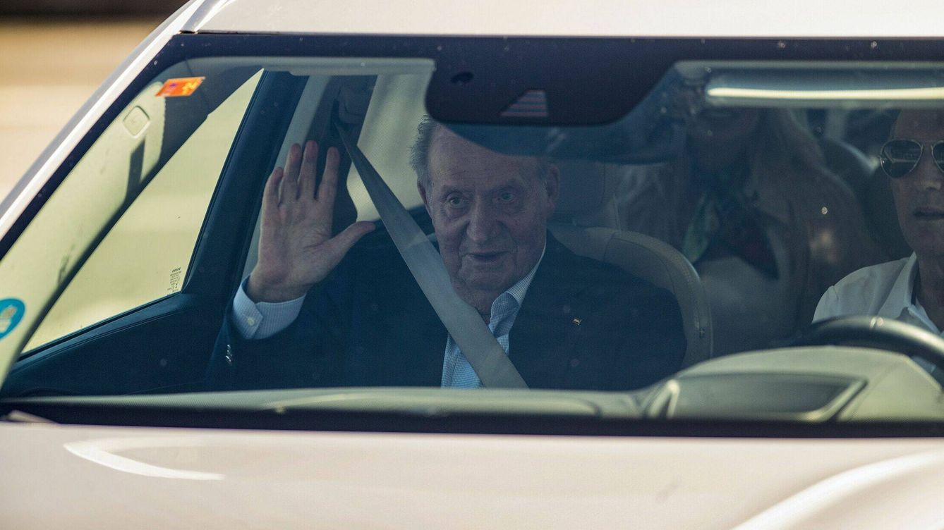 Foto: El rey Juan Carlos, saludando desde el interior del coche. (EFE/Salvador Sas)