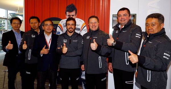 Foto: Miembros de Honda y McLaren rodean a Fernando Alonso para hacer público el anuncio. (Foto: McLaren)