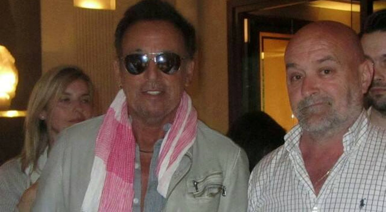 Bruce Springsteen junto al alcalde de Peralejos. (Cedida)