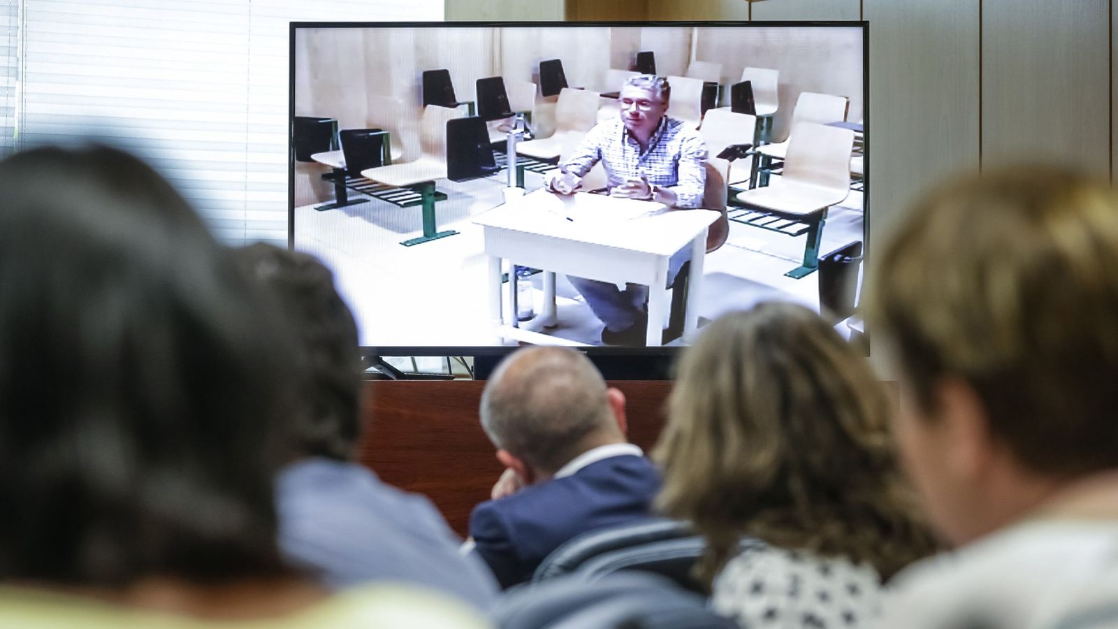 Foto: Granados, durante su comparecencia por videoconferencia desde la cárcel de Estremera en la comisión de investigación de corrupción en la Asamblea de Madrid. (EFE)