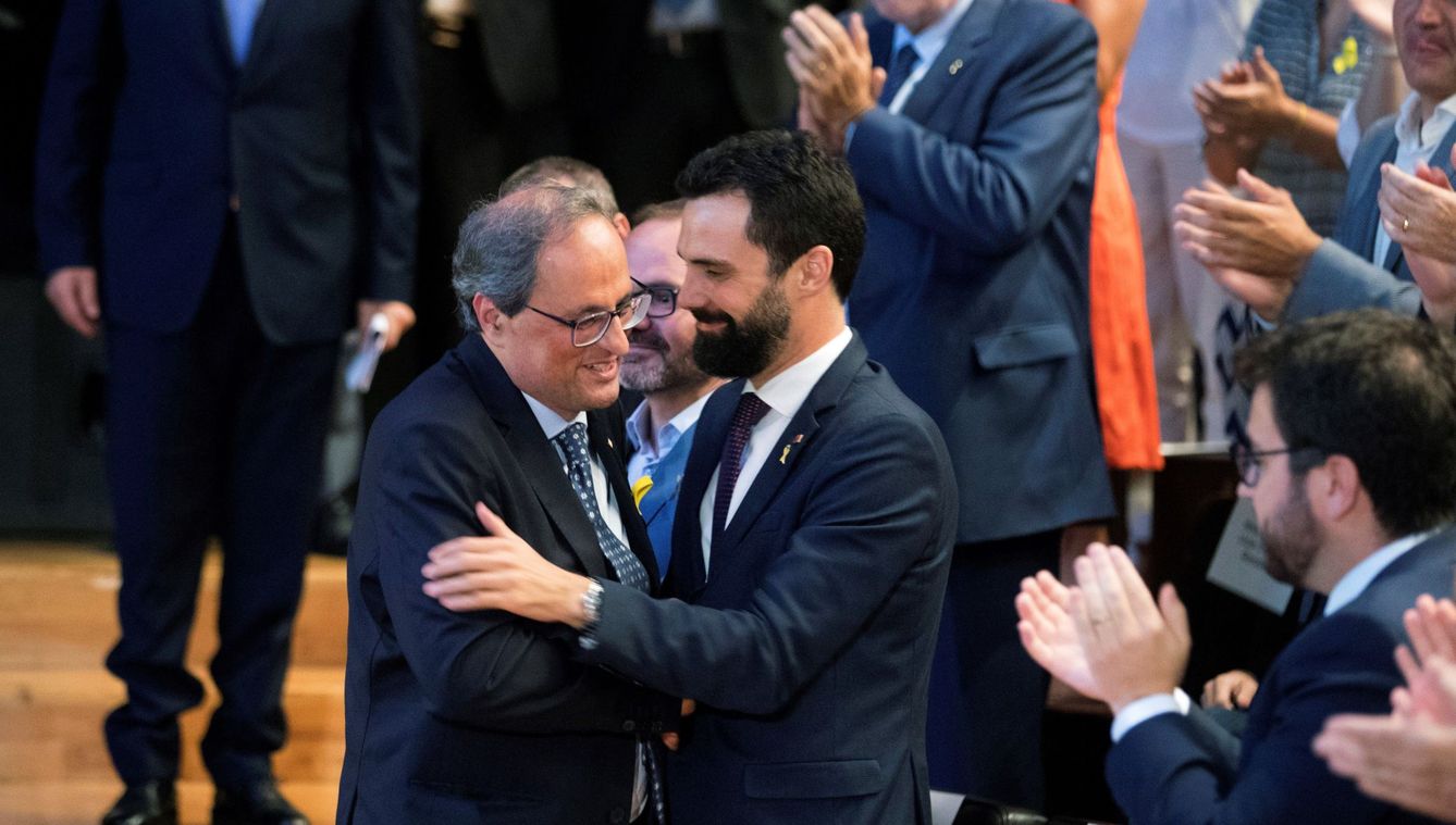El presidente de la Generalitat, Quim Torra, saluda al presidente del Parlament de Cataluña, Roger Torrent. (EFE)