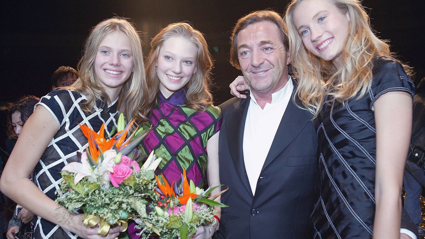 Geráld Marie junto a tres modelos de Elite en una imagen de 2005. (Getty)
