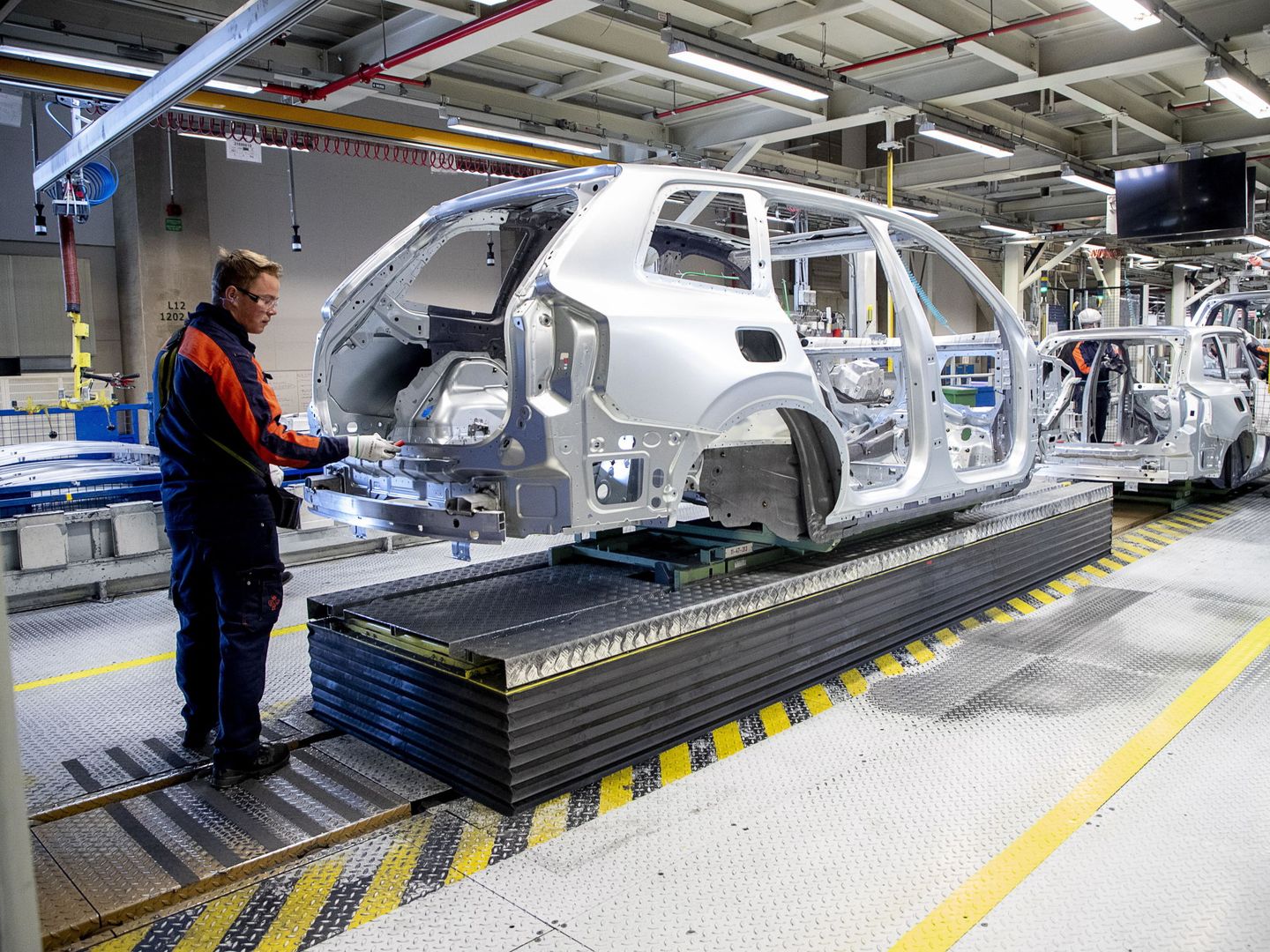 Línea de montaje en una fábrica de Volvo. (Reuters)