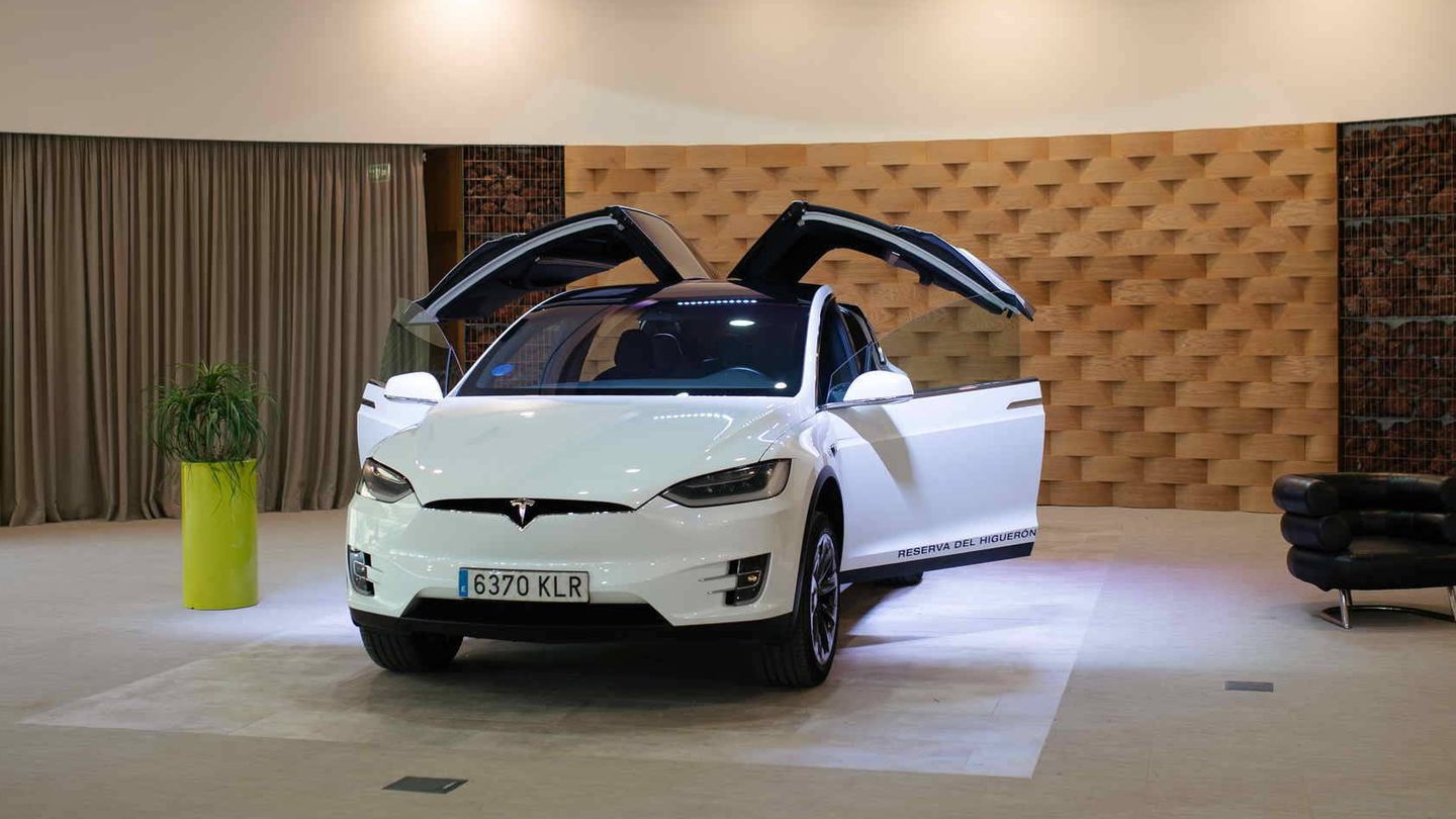 El coche eléctrico, como el Tesla Model X, es protagonista en el Hotel Higuerón.
