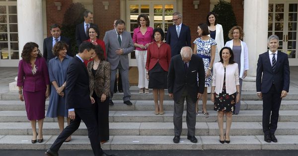 Foto: El presidente del gobierno Pedro Sánchez, durante la foto de familia previa a la reunión del Consejo de Ministros tras la incorporación de José Guirao como ministro de Cultura. (EFE)