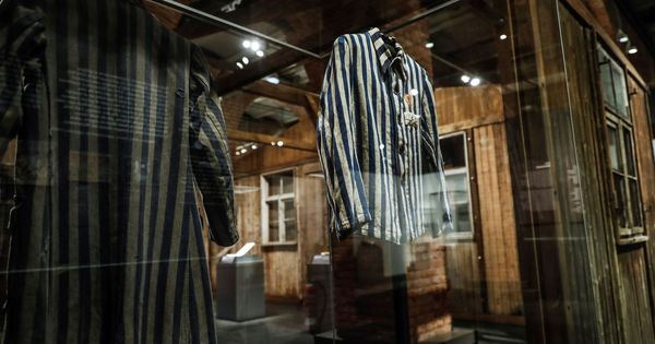 Foto: Más de 600 objetos originales en el estreno mundial en Madrid de la exposición 'Auschwitz. No hace mucho. No muy lejos' en el Centro Arte Canal (EFE)