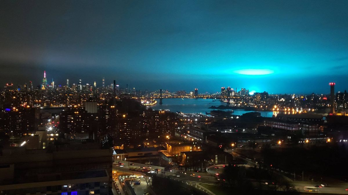 La explosión de un transformador tiñe el cielo de Nueva York de ciencia ficción