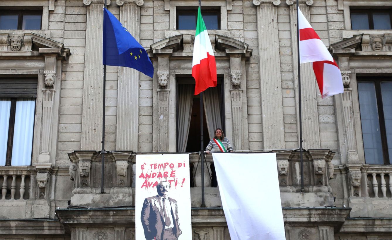 Pancarta en honor a Giovanni Falcone en Milán durante el anivesario de su asesinato. (EFE)