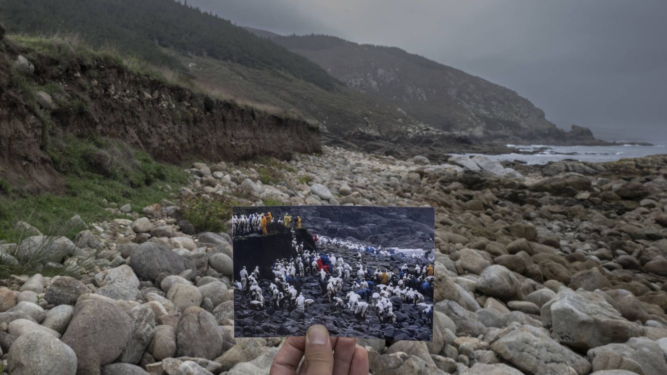 Foto: Una foto de hace 20 años en la misma playa gallega, hoy limpia. (Brais Lorenzo)