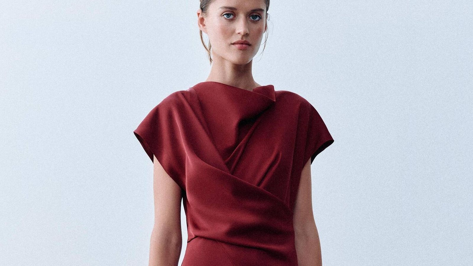 Foto: El vestido burdeos de Zara concentra el protagonismo en el drapeado delantero y los pliegues de la cintura. (Cortesía / Zara)