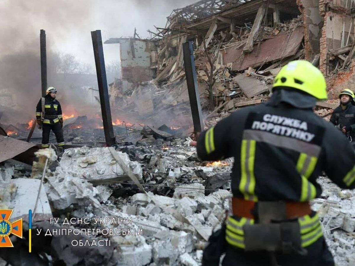 Foto:  Bombardeo en Dnipro este viernes. (Servicio de Emergencia Ucraniano)
