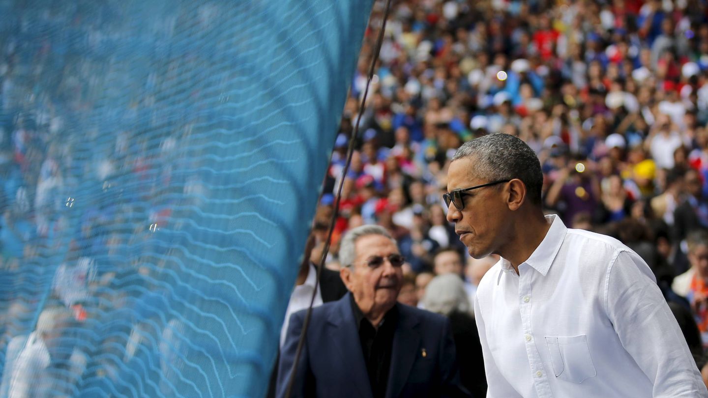Barack Obama y Raúl Castro en un partido de béisbol, en el Estadio Latinoamericano, en La Habana. (Reuters)