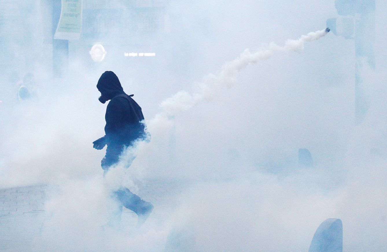 Un manifestante esquiva un bote de gas lacrimógeno lanzado por la policía durante las protestas de los chalecos amarillos en Nantes, el 26 de julio de 2019. (Reuters)