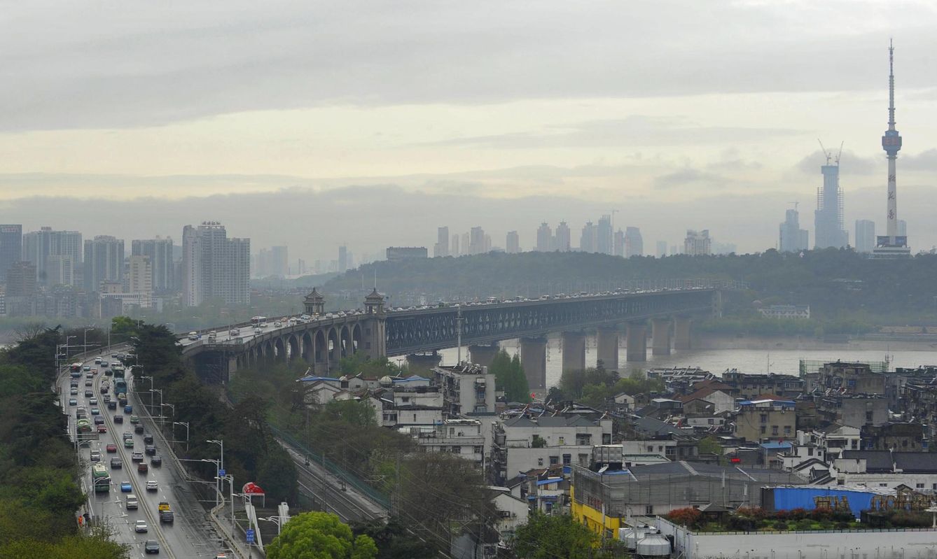 Un puente sobre el río Yangtze, en China (Reuters)