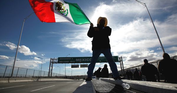Foto: Un granjero agita una bandera mexicana durante una protesta contra la subida de la gasolina en el Puente de las Américas entre Ciudad Juárez y El Paso, en enero de 2017. (Reuters)
