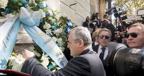 Foto: El presidente del Lazio, Claudio Lotito, realiza una ofrenda floral en una sinagoga de Roma. (EFE)