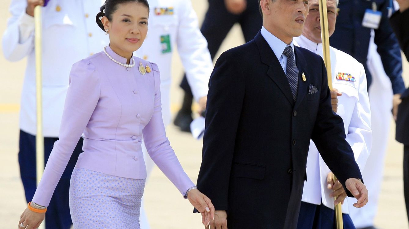 Foto: El príncipe Maha Vajiralongkorn, junto a la princesa Srirasmi 