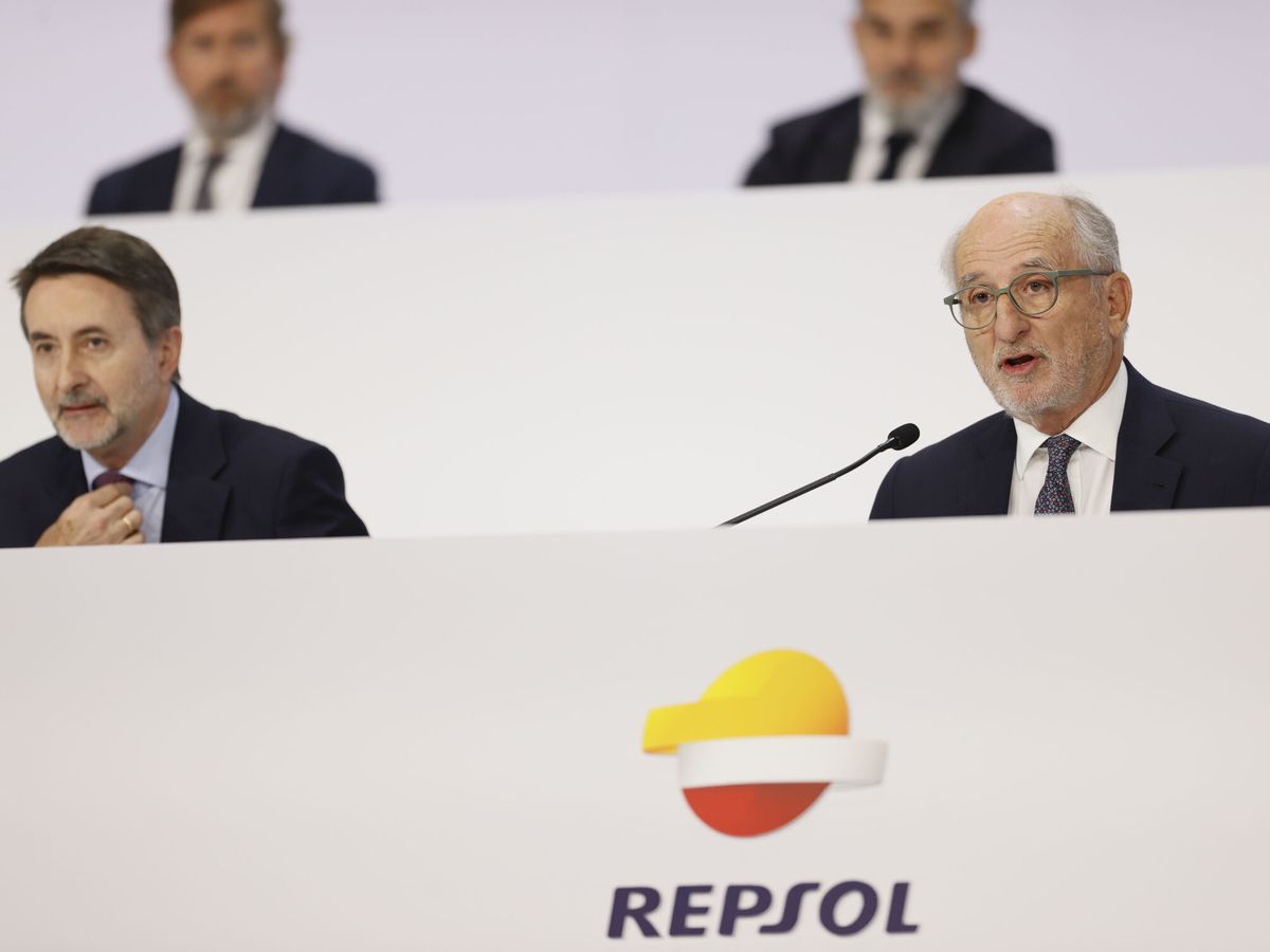Foto: El CEO de Repsol, Josu Jon Imaz (i), con el presidente de Repsol, Antonio Brufau (d). (EFE/Mariscal)