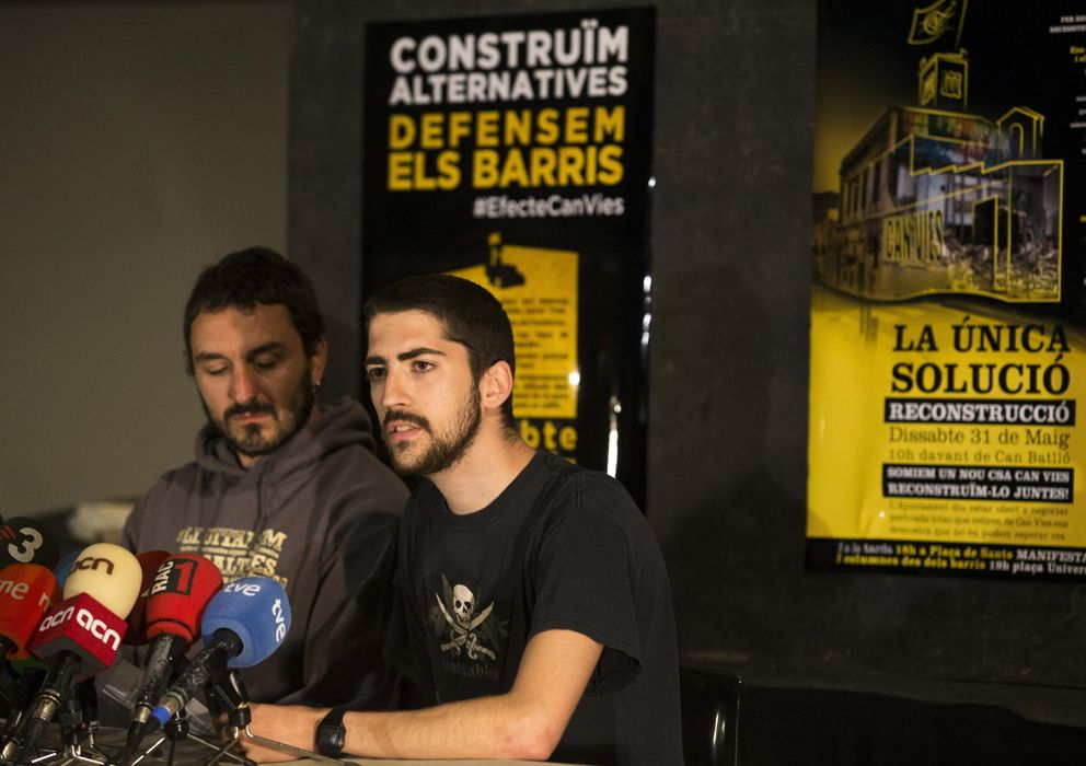 Foto: Los portavoces del colectivo de Can Vies, Marc Justicia (i) y Pau Guerra. (EFE)