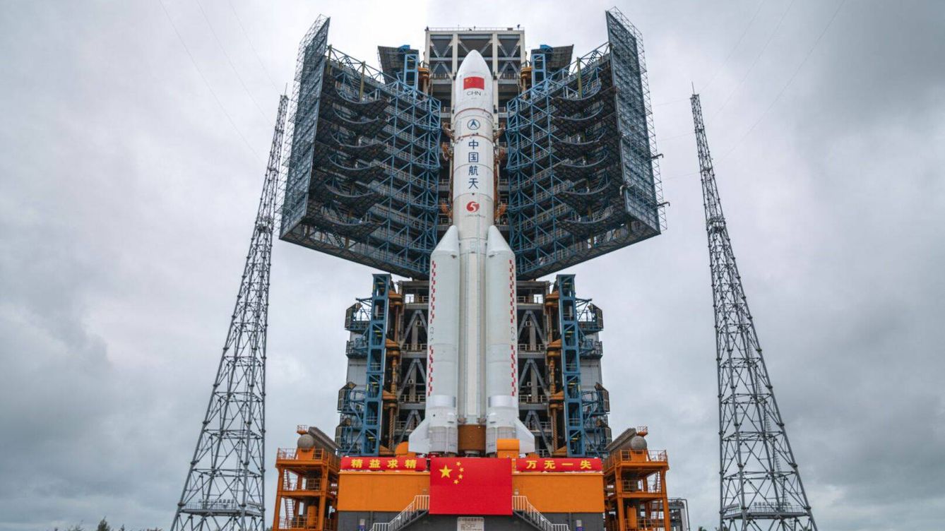 Foto: El cohete Long March 5 listo para lanzar el primer módulo de la estación espacial china. (CNSA)