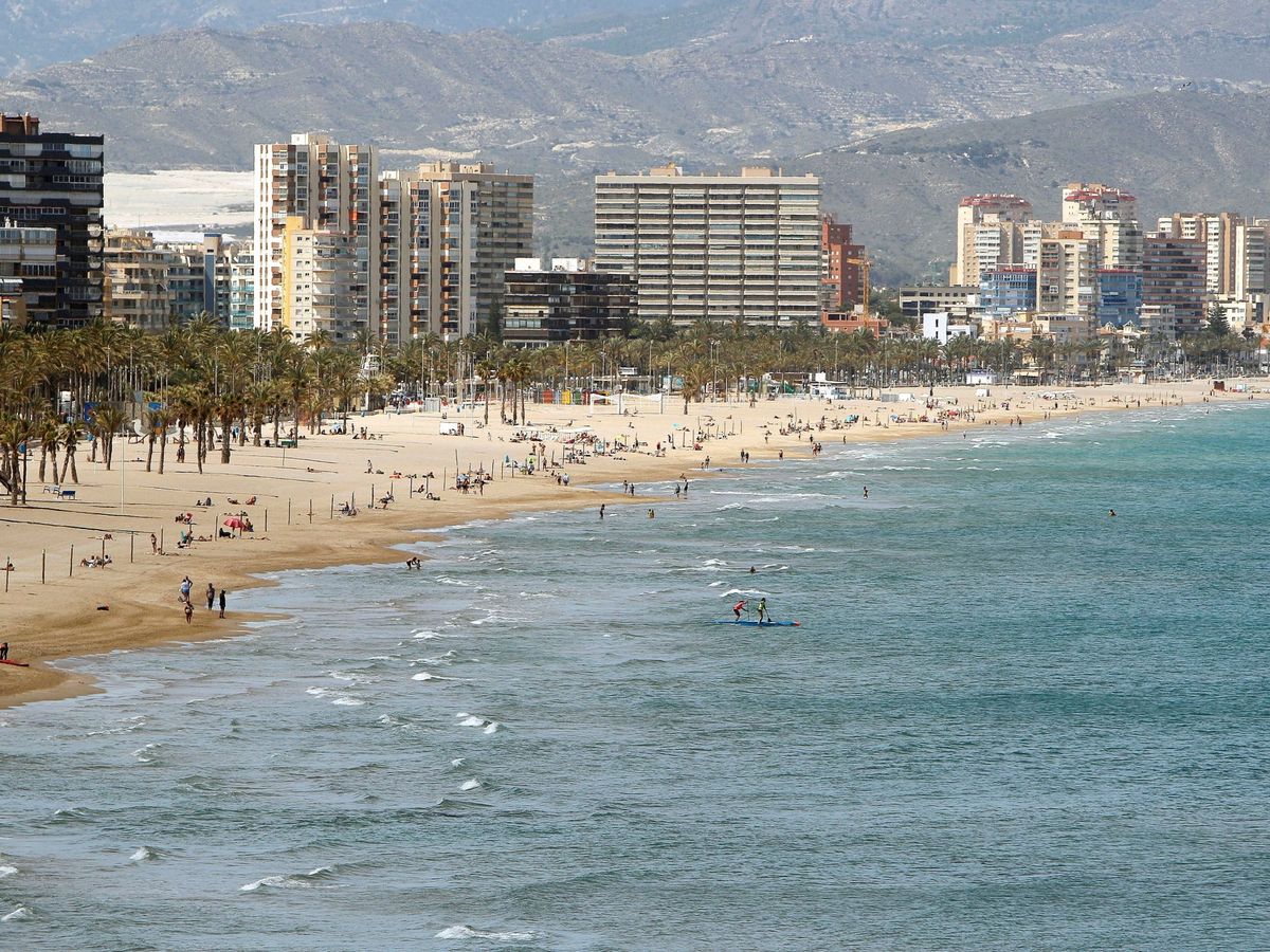 Foto: La playa de Sant Joan (San Juan) en Alicante es una de las muchas que tienen bandera azul en la Comunidad Valenciana (EFE/Morell)