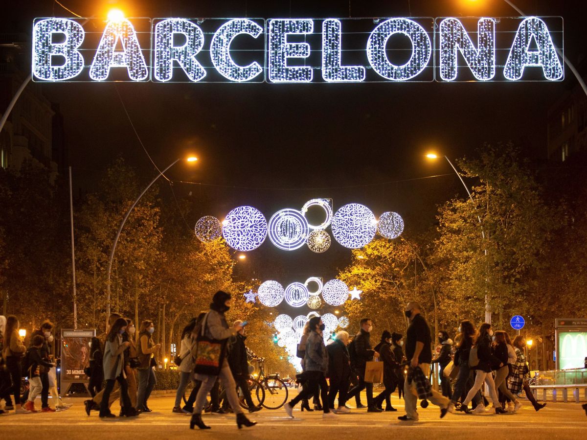 Foto: Barcelona iluminada con las luces de Navidad (EFE)