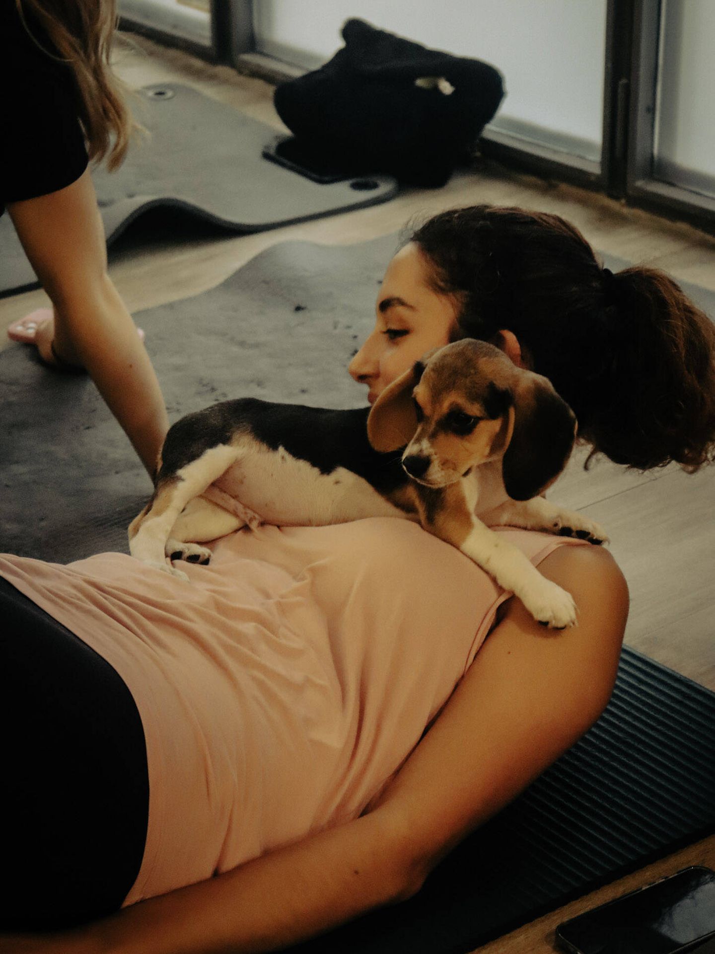 Una joven haciendo yoga con un cachorro. (Cedida)