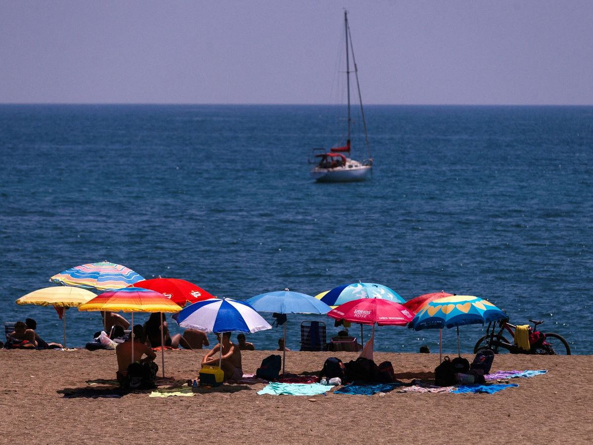 Foto: Sombrillas en la playa de La Malagueta. (EFE)